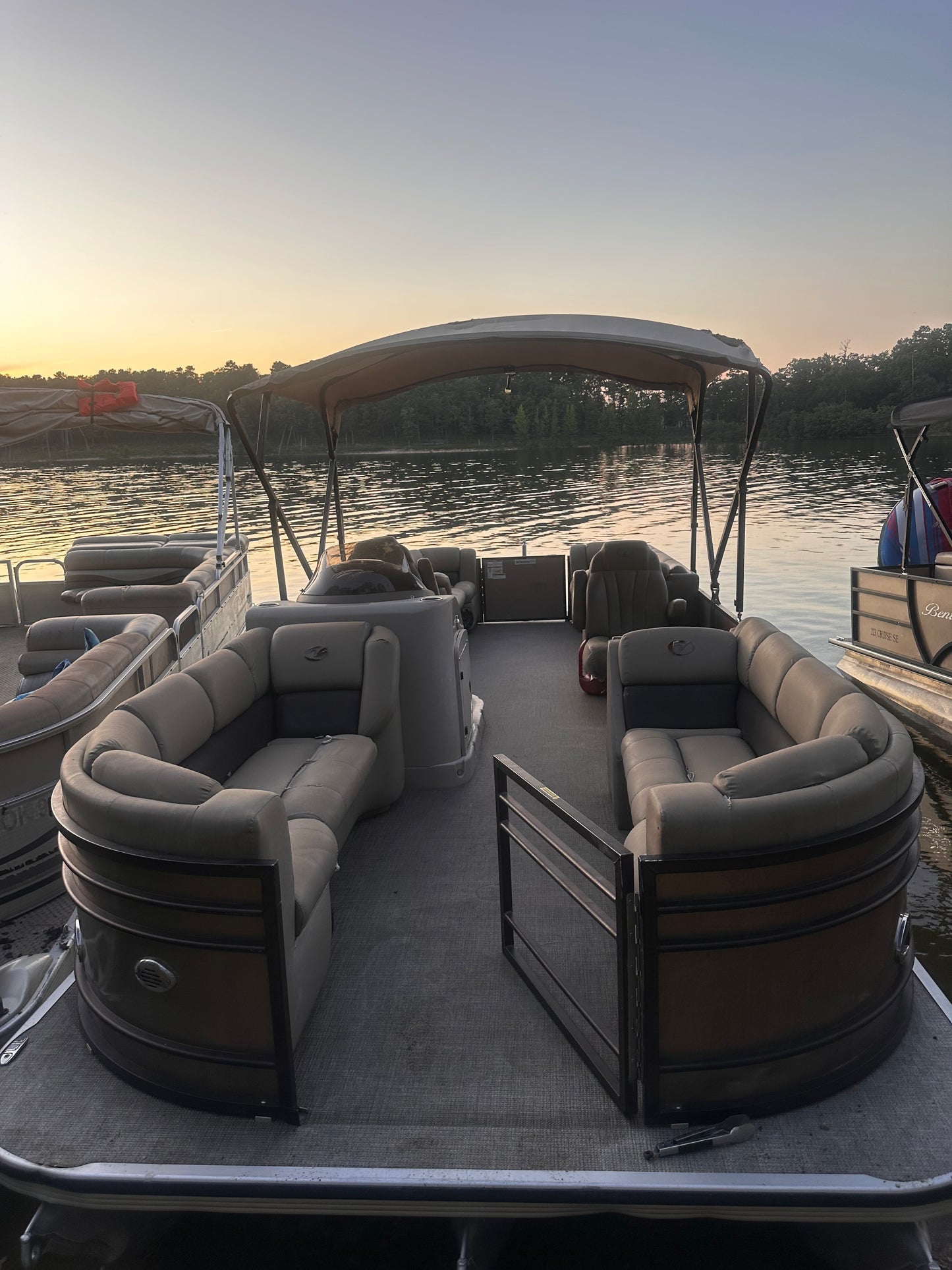 15 Person 25ft Veranda Tritoon w/225hp motor
