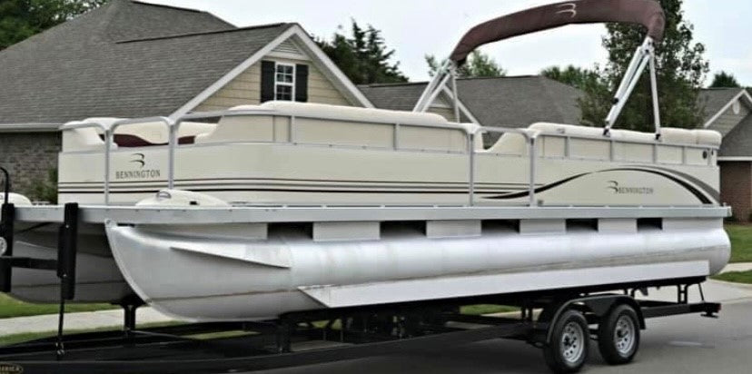 14 person 25ft Bennington Pontoon with lily pad